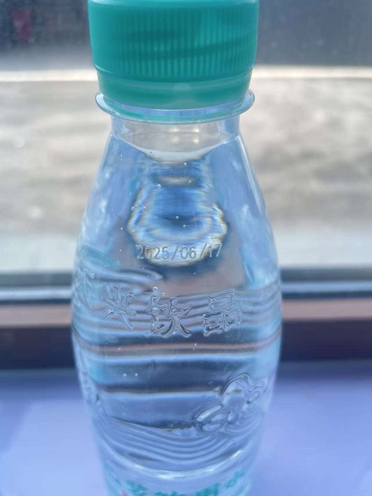 激光机矿泉水瓶打码.jpg